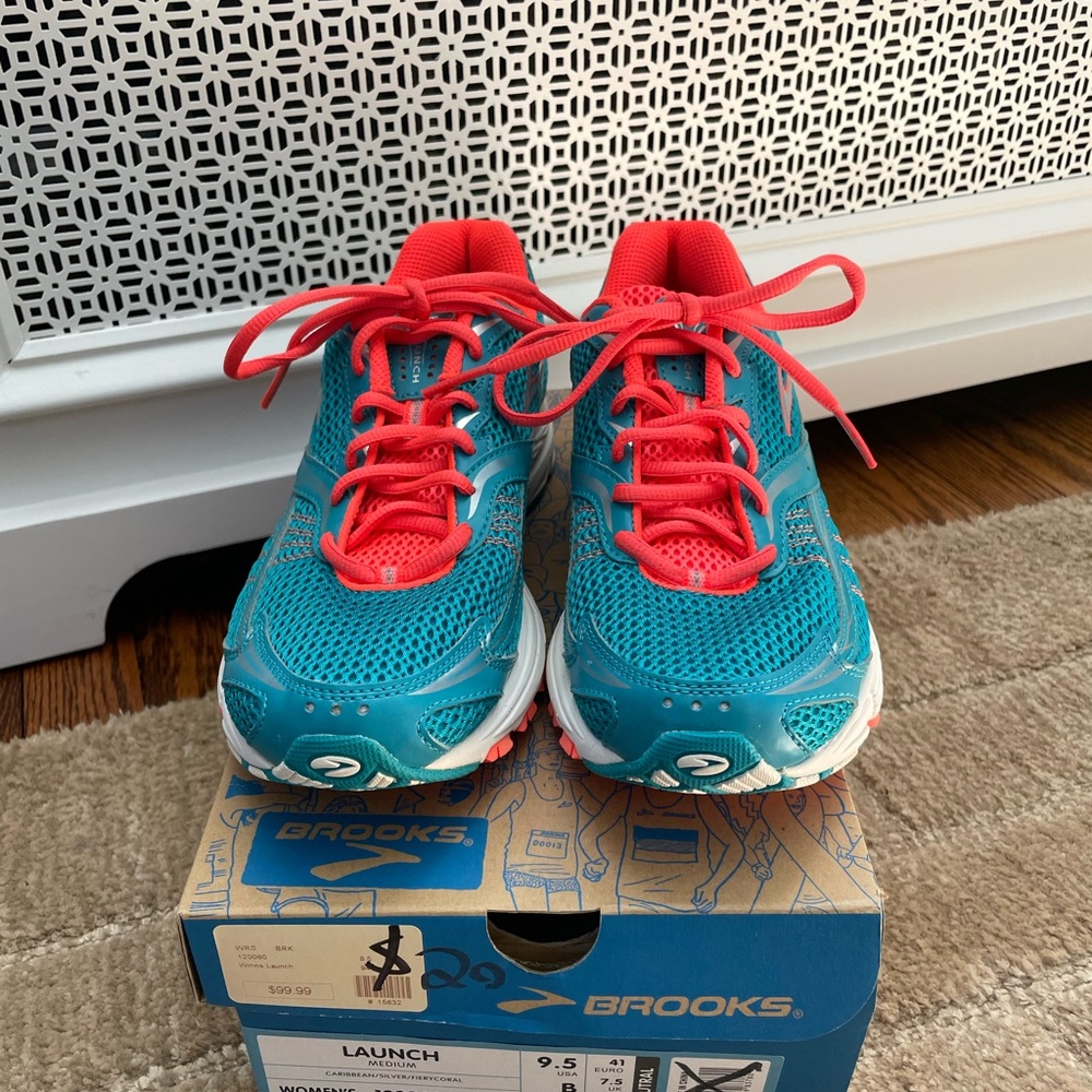 Only worn once women’s Brooks Launch size 9.5